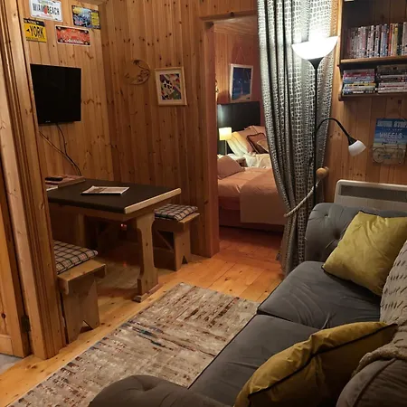 Cosy Countryside Log *