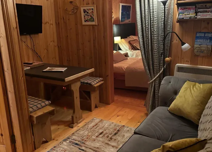 Cosy Countryside Log *